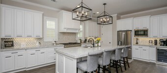 Large, Luxury, Family-Sized Home with Game Room, Screened Porch & Exercise Area