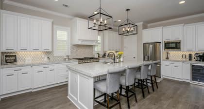 Large, Luxury, Family-Sized Home with Game Room, Screened Porch & Exercise Area