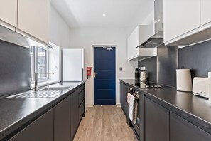 Kühlschrank, Mikrowelle, Ofen, Toaster