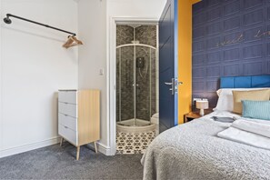 4 bedrooms, internet, bed sheets