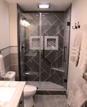Dusche, Haartrockner, Handtücher, Seife