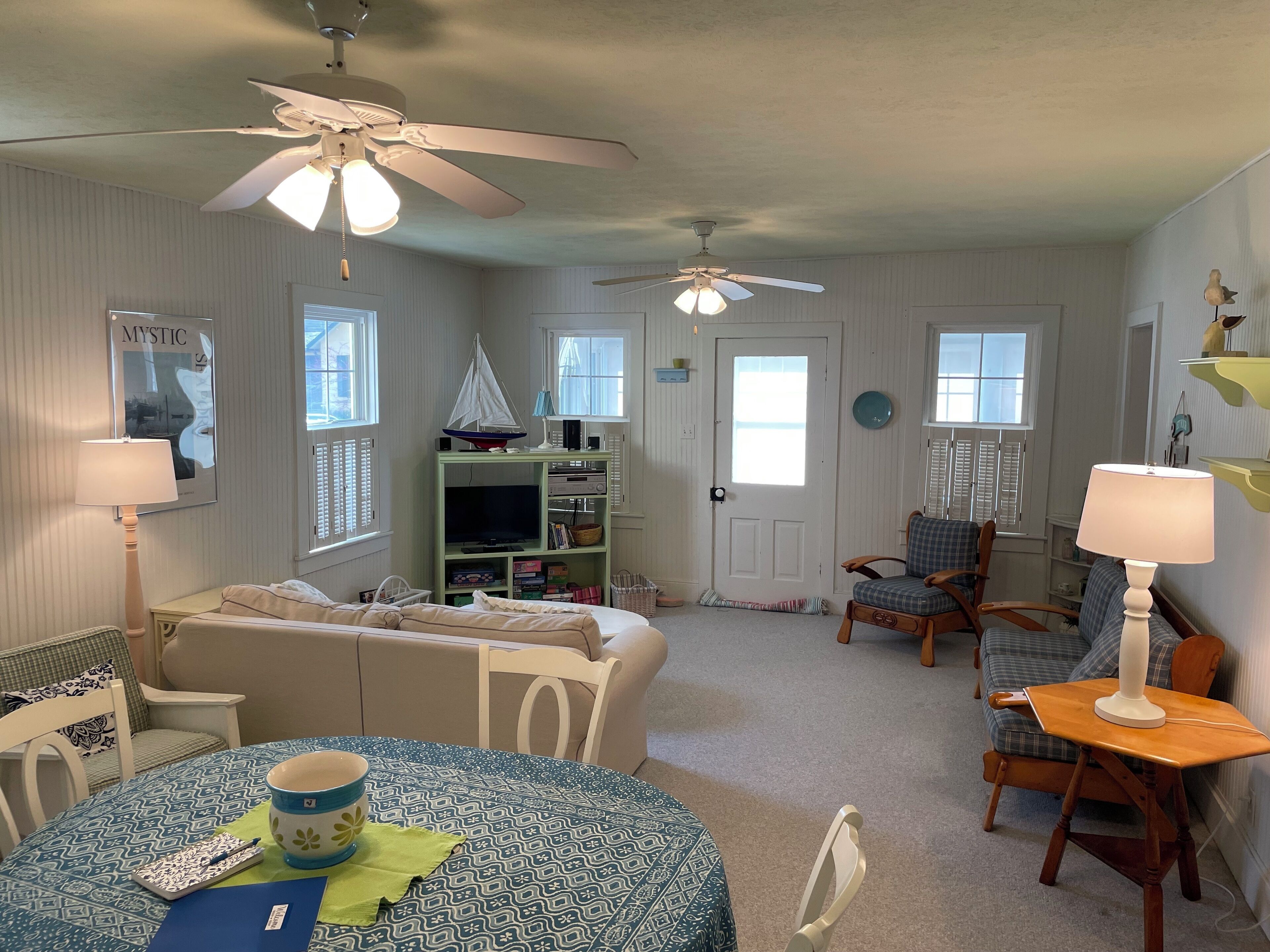 Télévision, lecteur de DVD, livres, vidéothèque