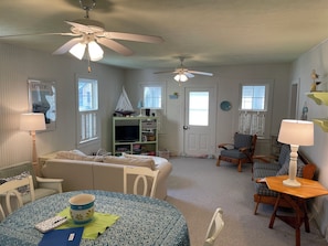 Fernseher, DVD-Player, Bücher, Videothek