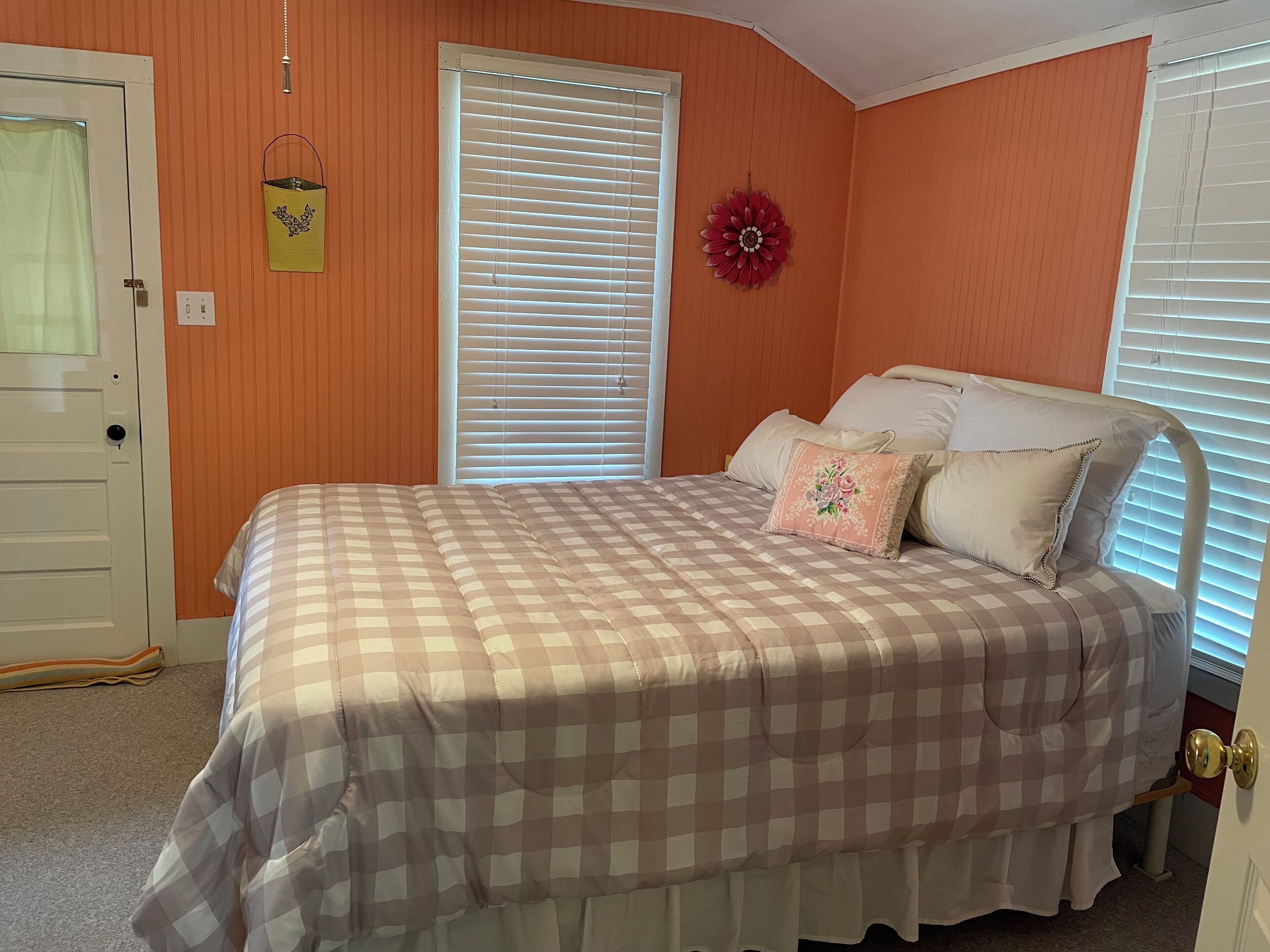 3 bedrooms, in-room safe, iron/ironing board, free WiFi