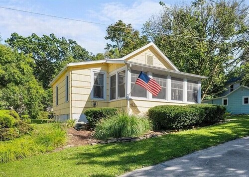 Charming Lakeside Cottage