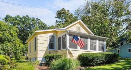 Charming Lakeside Cottage