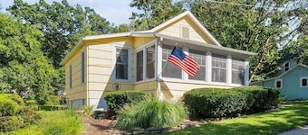 Charming Lakeside Cottage