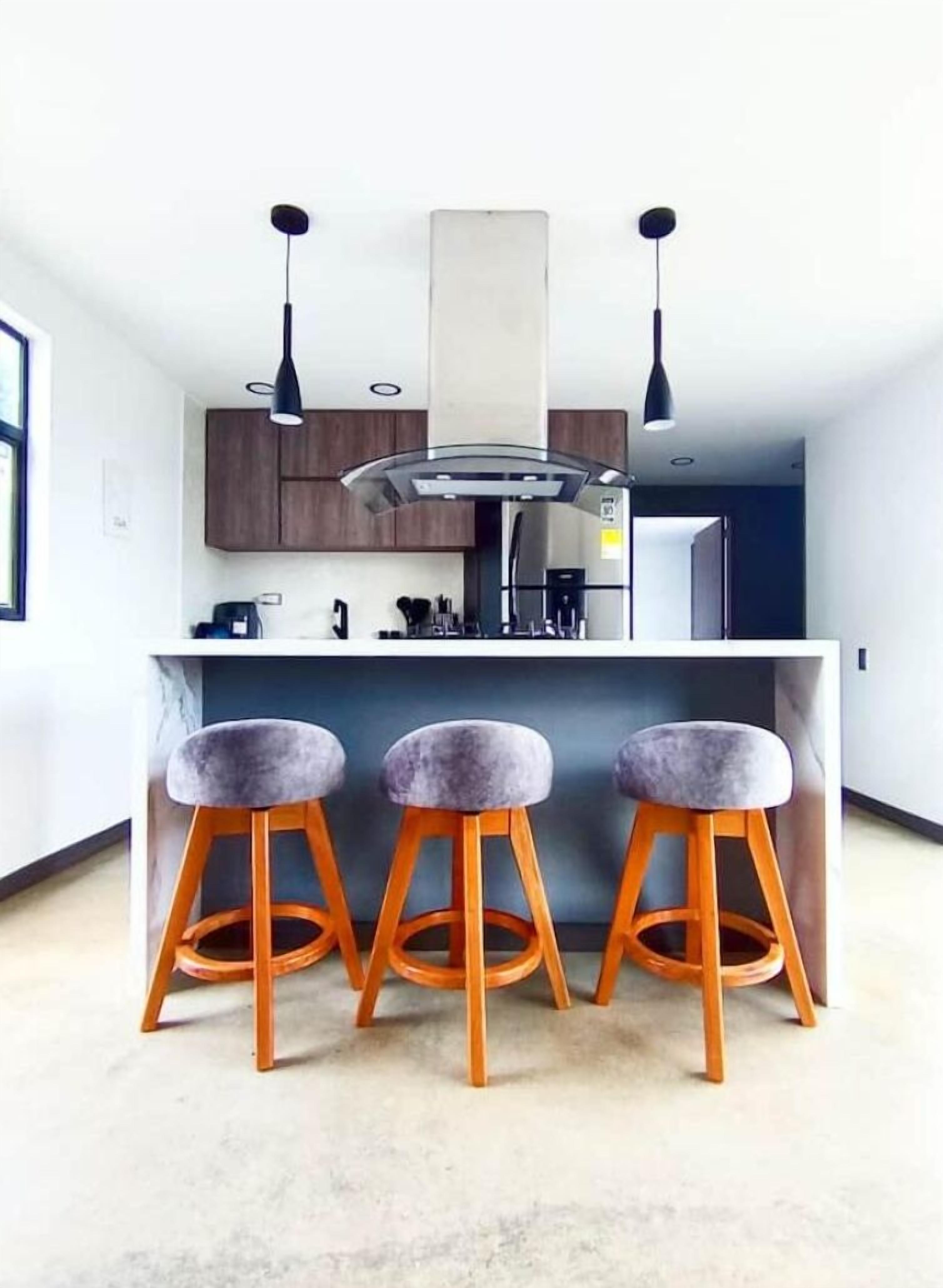 Microondas, lavavajillas, licuadora y utensilios de cocina 