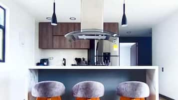 Mikrowelle, Geschirrspüler, Mixer, Kochgeschirr/Geschirr/Besteck