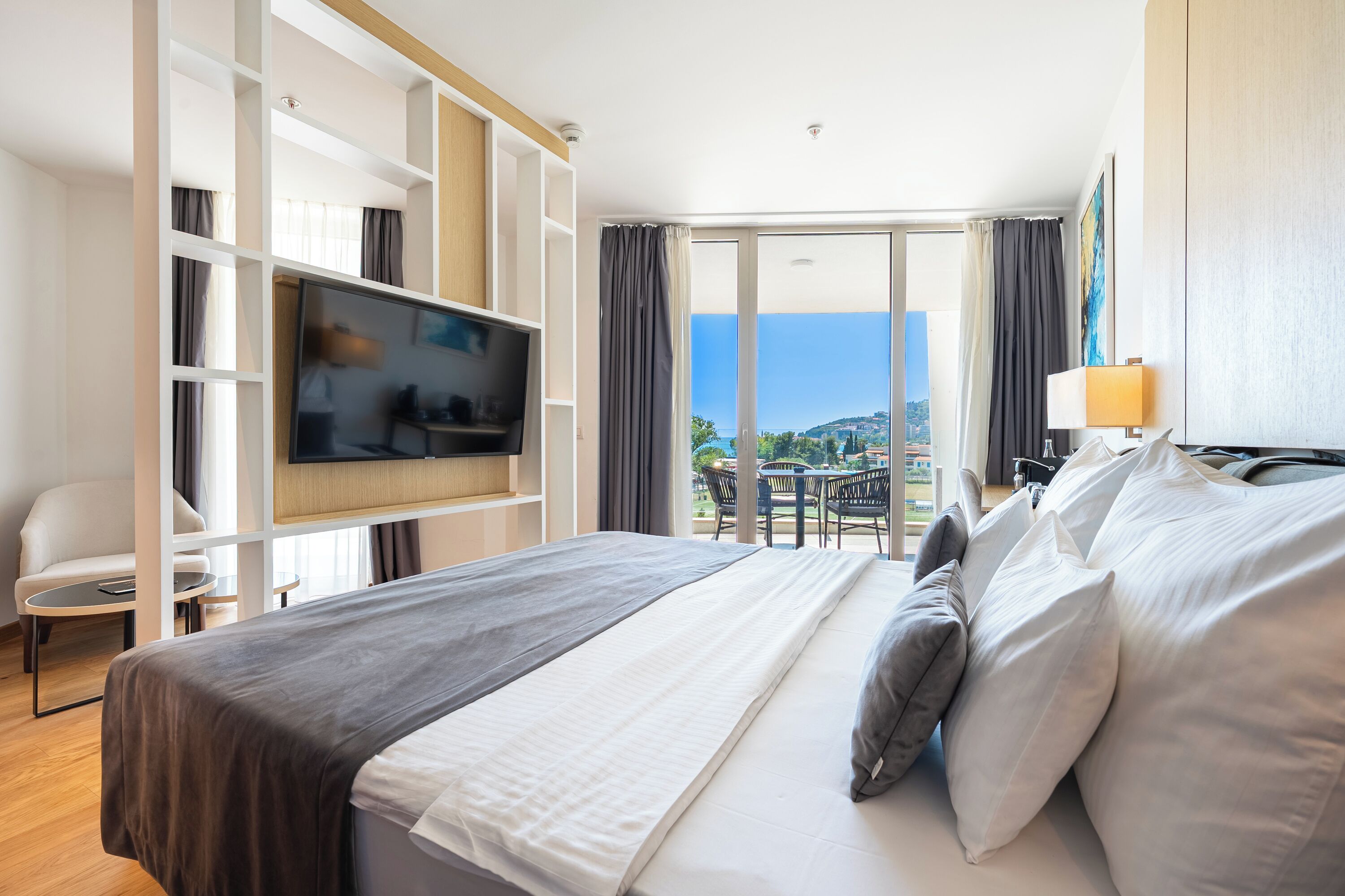 Quarto premium | Roupas de cama premium, frigobar, escrivaninha, quartos à prova de som