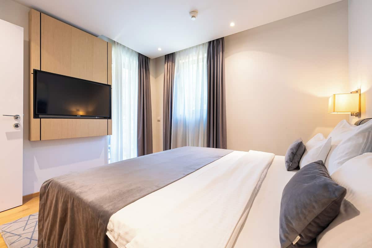 Ropa de cama de alta calidad, minibar y escritorio