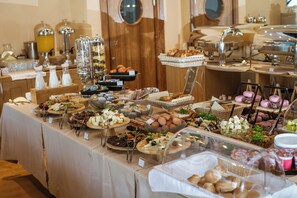 A buffet with various food items and beverages. - Hotel Imperial Conference & Spa (Budva)