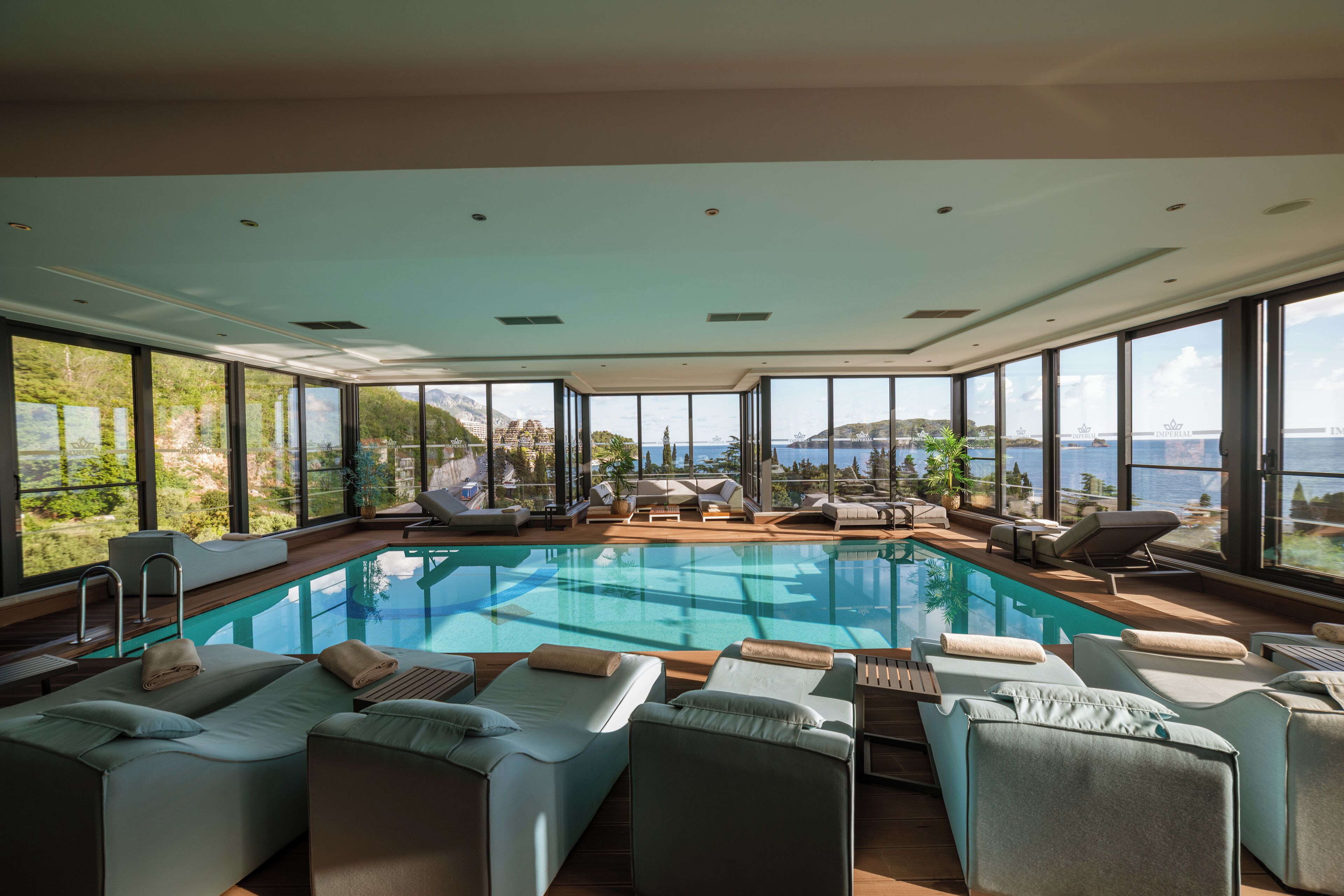 من حمّامات السباحة المغطاة