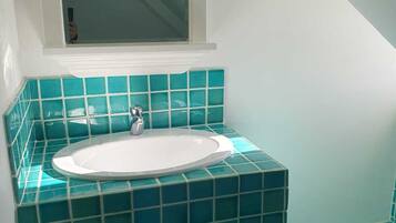 Sèche-cheveux, serviettes fournies