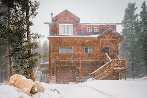 Exterior - Big Family Mountain Cabin. Hot Tub, Skiing, Game Room, King Bed, Pet Friendly! (Idaho Springs)