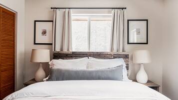 4 bedrooms, desk, iron/ironing board, travel crib