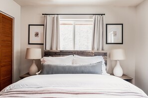 4 bedrooms, desk, iron/ironing board, travel cot - Big Family Mountain Cabin. Hot Tub, Skiing, Game Room, King Bed, Dog Friendly! (Idaho Springs)