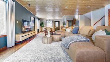 Smart TV, chimenea, mesa de ping pong, libros