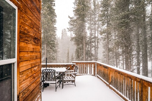 Big Family Mountain Cabin. Hot Tub, Skiing, Game Room, King Bed, Pet Friendly!