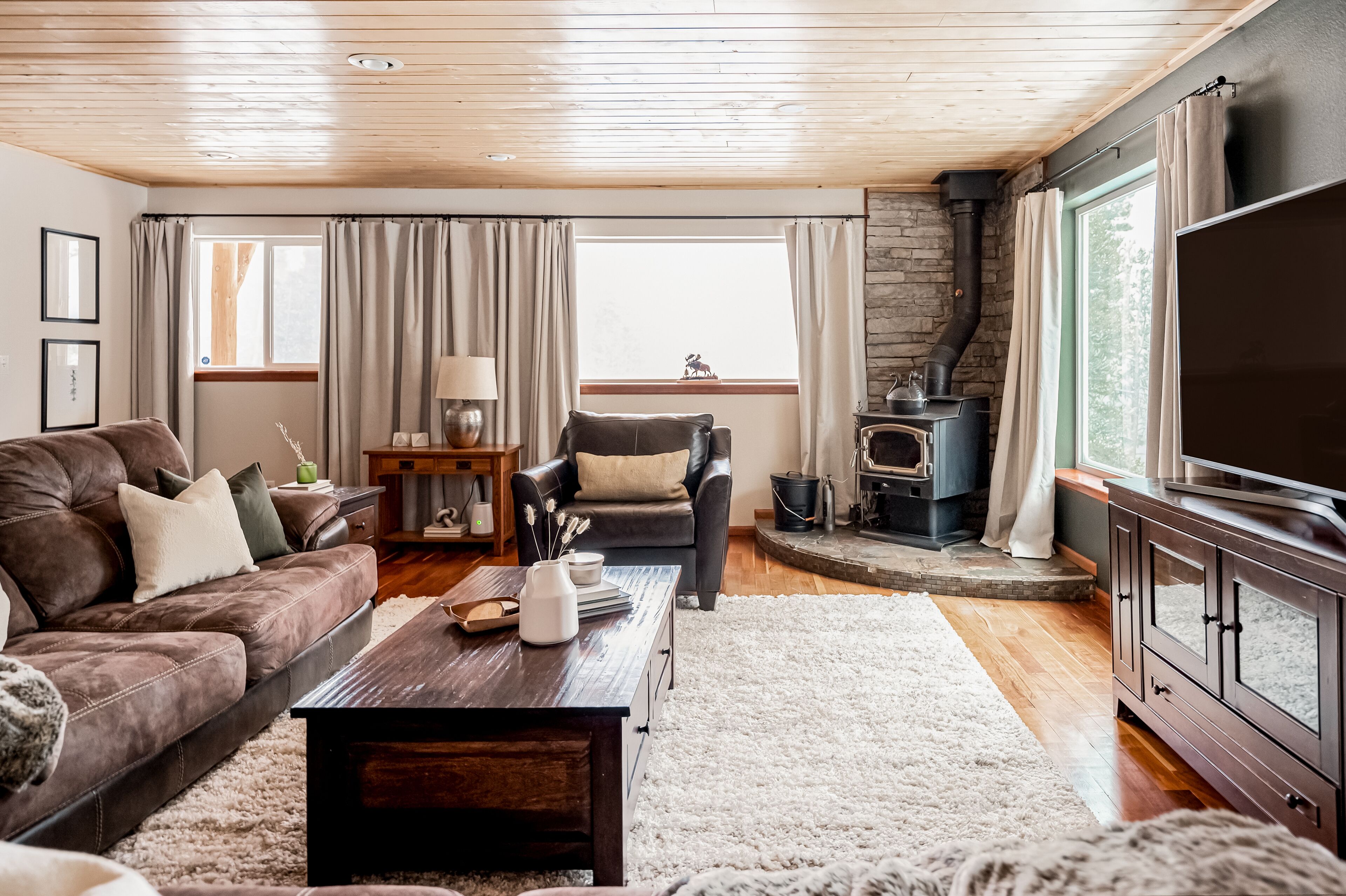 Smart TV, tenis de mesa y monitor de computadora 