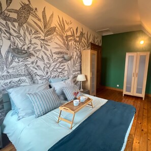 5 bedrooms, desk, iron/ironing board, travel cot