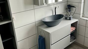 Dusche, Haartrockner, Handtücher, Seife