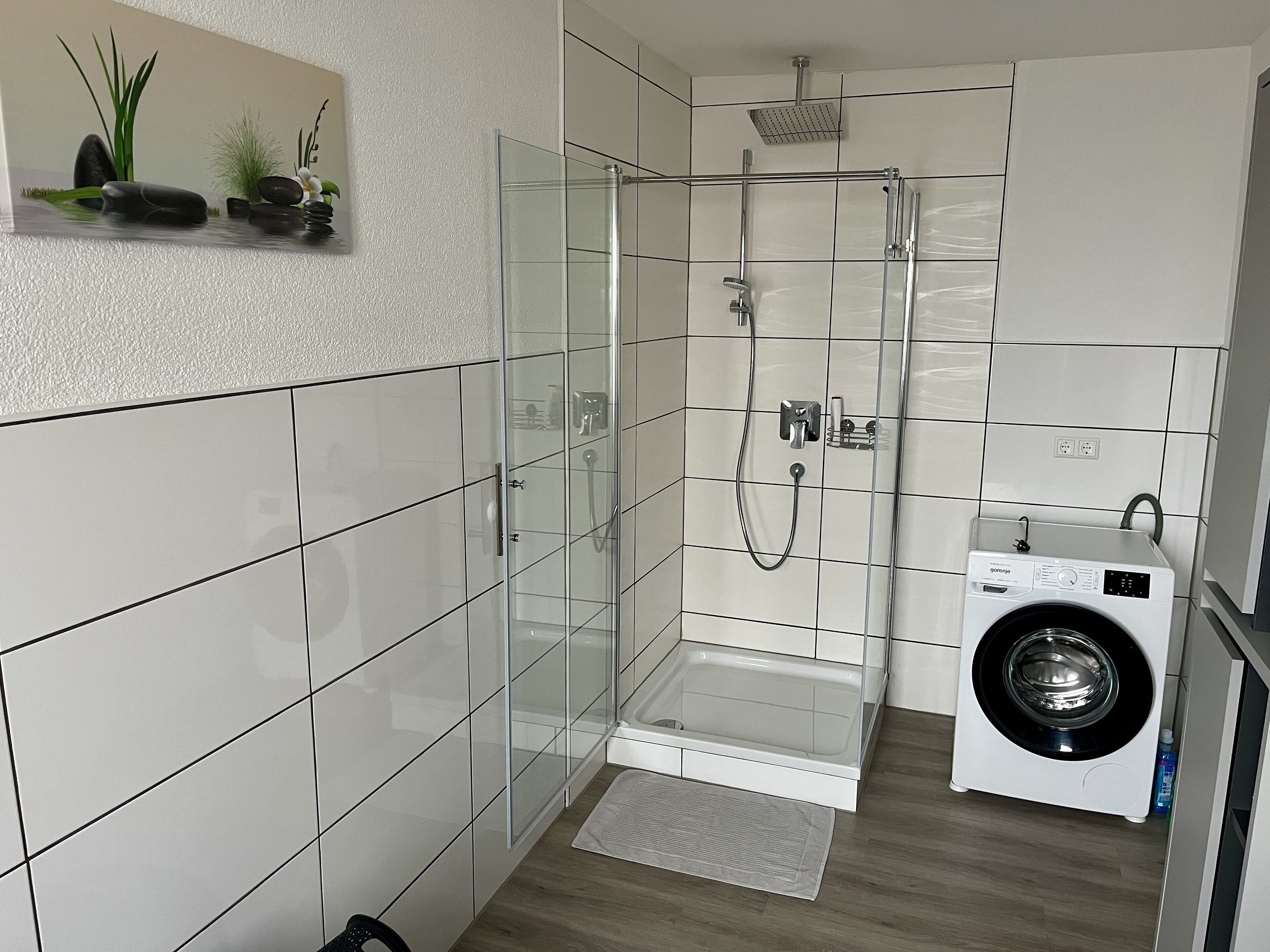 Dusche, kostenlose Toilettenartikel, Haartrockner, Handtücher