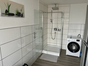 Ducha, artículos de higiene personal gratuitos y secador de pelo