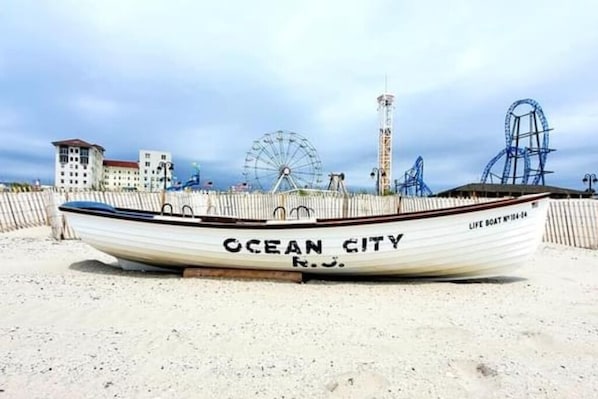 Beach - 1st-floor, 4-bedroom home, 1 block from beach in Ocean City, NJ (Ocean City)