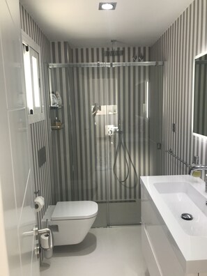 Dusj, hårføner, håndklær og såpe