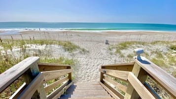 På stranden og solsenger