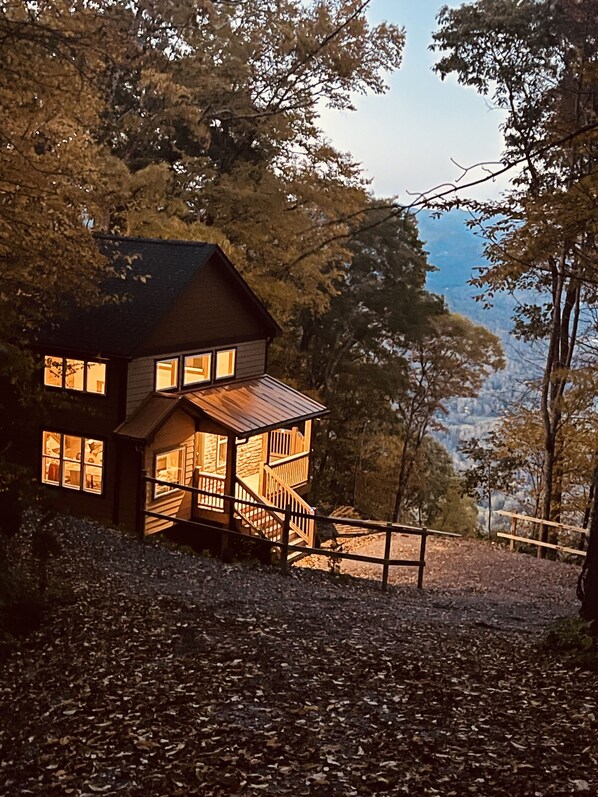 Exterior - Sunrise Vista, ~5000 ft Elevation, Rare VIEW to die for, stay above the Clouds
(Maggie Valley)
