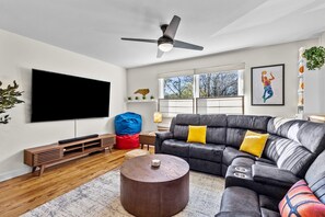 Smart TV, fireplace, books - AuthenticRaleigh~WalkDT~Yard!~KingBd~75inTV~Pets (Raleigh)