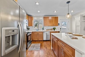 Fridge, microwave, oven, stovetop - AuthenticRaleigh~WalkDT~Yard!~KingBd~75inTV~Pets (Raleigh)