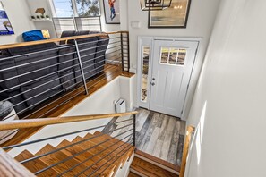 Interior - AuthenticRaleigh~WalkDT~Yard!~KingBd~75inTV~Pets (Raleigh)