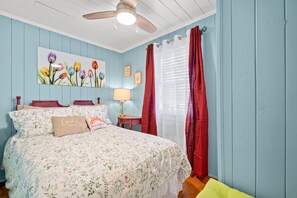 3 bedrooms, iron/ironing board, WiFi, bed sheets - High Tide in Windy Hill (North Myrtle Beach)