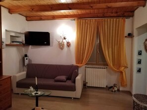 TV connectée, lecteur de DVD, livres, chaîne hi-fi