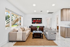 Smart TV - Intracoastal 2-bedroom condo near downtown West Palm Beach (West Palm Beach)