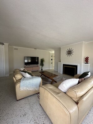 Smart TV - 🌴 Peaceful Sarasota Home with Patio, 2BR, 2BA Near Lido Beach & Downtown (Sarasota)