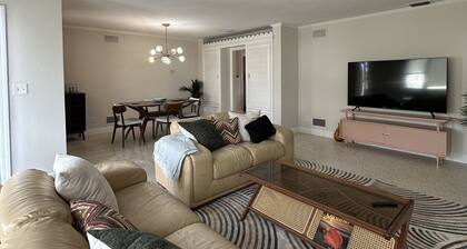2 Bedrooms, Bay WaterViews, Beaches, shops, Marina, fishing, all near by