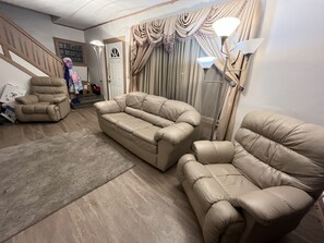 Smart TV, fireplace - Mark twain Great for small gatherings  5-bedroom house with WiFi  420 friendly  (Detroit)