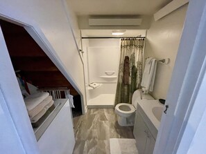 Douche, sèche-cheveux, serviettes fournies, savon