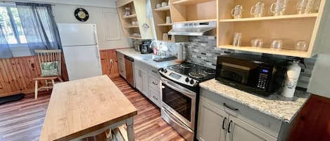 Full-size fridge, microwave, oven, stovetop