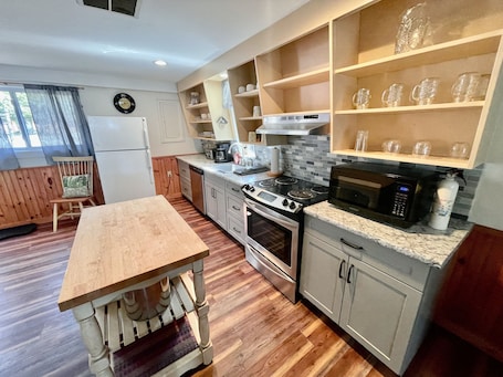 Refrigerador con freezer, microondas, horno, placa de cocina