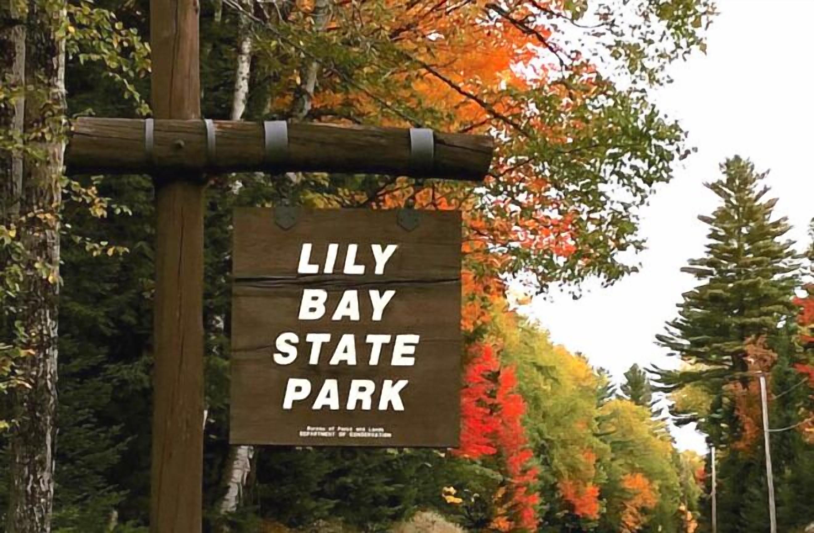 Un panneau indiquant le parc d’État de Lily Bay.