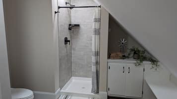 Douche, sèche-cheveux, serviettes fournies, savon