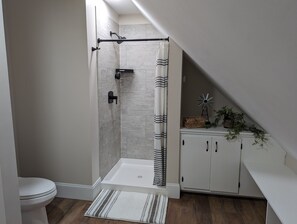 Dusche, Haartrockner, Handtücher, Seife
