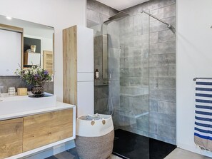 Dusche, Haartrockner, Handtücher, Seife