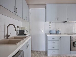 冷蔵庫、オーブン、コンロ、食器洗い機