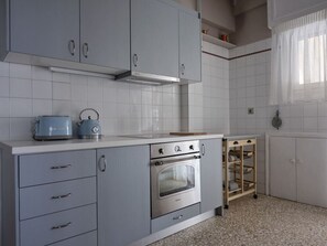 冷蔵庫、オーブン、コンロ、食器洗い機